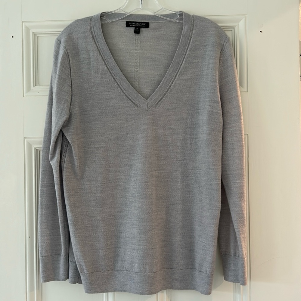 Barely worn Banana Republic extra fine Merino wool gray sweater. Medium
